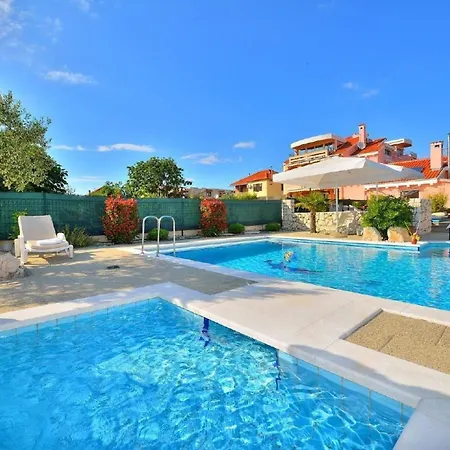 Dalmatina Mit Pool Fuer 4-1 Personen By Interhome Apartman