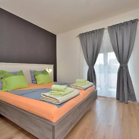 Dalmatina Mit Pool Fuer 4-1 Personen By Interhome Apartman *