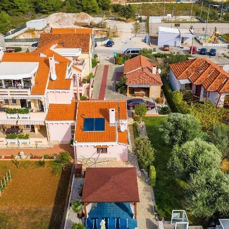 Apartman Dalmatina Mit Pool Fuer 4-1 Personen By Interhome Zára