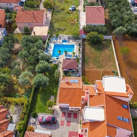Apartman Dalmatina Mit Pool Fuer 4-1 Personen By Interhome *