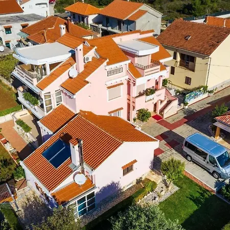 Dalmatina Mit Pool Fuer 4-1 Personen By Interhome Zára