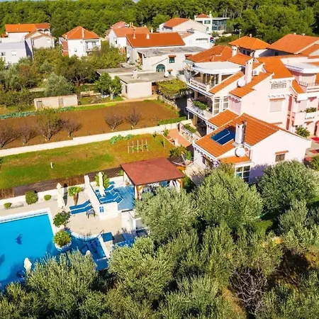 Dalmatina Mit Pool Fuer 4-1 Personen By Interhome Apartman