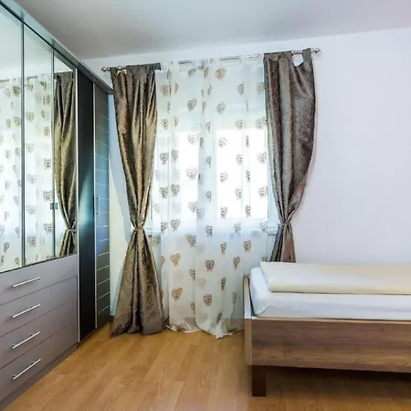Apartman Dalmatina Mit Pool Fuer 4-1 Personen By Interhome
