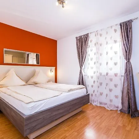 Dalmatina Mit Pool Fuer 4-1 Personen By Interhome Zára