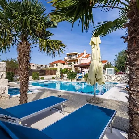 Apartman Dalmatina Mit Pool Fuer 4-1 Personen By Interhome Zára