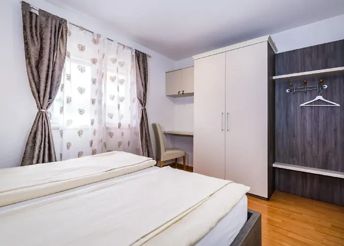 Dalmatina Mit Pool Fuer 4-1 Personen By Interhome דירה זאדאר